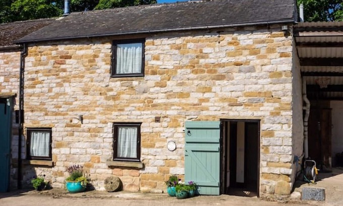 Peak District Cottage | Harry Eyre Cottage, a Stunning Location With Fabulous Views of Mam Tor