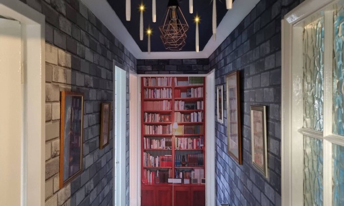 Watford Apartment | Harry Potter themed 'Apartment 9 3/4'. Just 10 min walk to Warner Bros Studios!