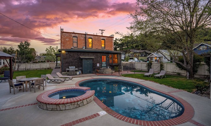 Paso Robles House | Harvest Wine Month Openings! Perfectly Paired Getaway with Pool & Hot Tub -Tolle