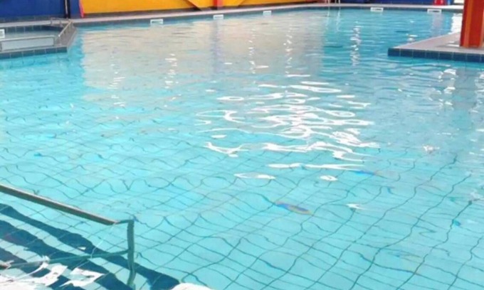 Harwich Apartment | Harwich - Caravan - Sleeps 10 - Garden - Pool