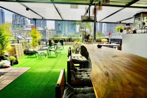 Silom Apartment | Hash Apartment Silom Soi 3 - hip and funky with rooftop view