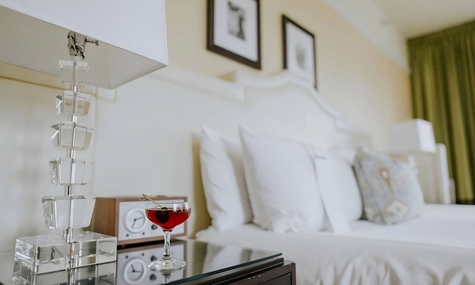 Goose Hollow Hotel | Hassle-Free Stay! 4 Relaxing Units, Onsite Pop-Up Cinema, Pets are Allowed!