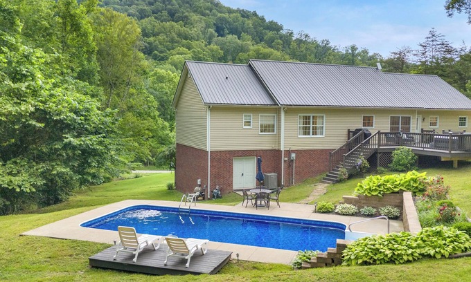 Stanton House | Hatton Hideaway at Red River Gorge! Pool/Hot Tub/Arcade Game Room