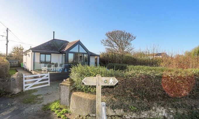 Moelfre House | HAULFRYN, pet friendly, with a garden in Moelfre