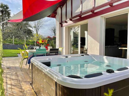 Saint-Pee-sur-Nivelle House | Haurren Zoriona - Maison Basque Moderne Climatisée avec Jacuzzi