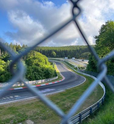 Herresbach Apartment | Haus am Nürburgring I Innenhof I Küche I Garten I Stellplatz I 10 Personen
