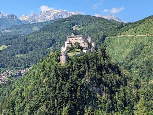 Pfarrwerfen Apartment | Haus Biechl mit Blick auf die Burg Hohenwerfen