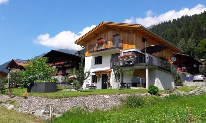 Gortipohl Apartment | Haus Carmen, family-friendly 4 Edelweiss holiday apartment with BergePlus program