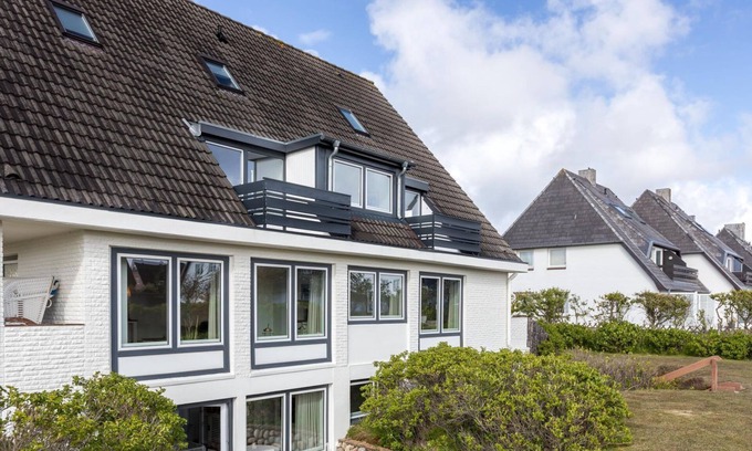Wenningstedt-Braderup Apartment | Haus Weissenburg Whg. OG Ost - Modern, 3-room vacation apartment close to the beach with