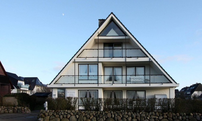 Wenningstedt-Braderup Apartment | Haus Weissenburg ground floor east - High-quality 2-room vacation apartment close to the beach