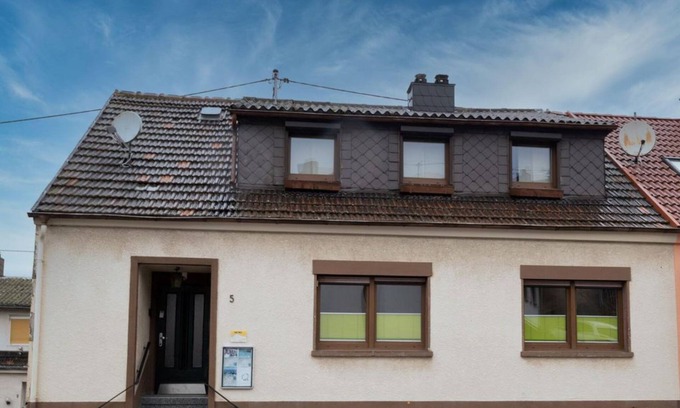 Wiebelskirchen Apartment | Haus Paula - vacation home, shower and bath, WC, 3 bedrooms