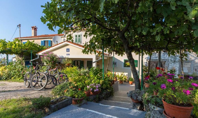 Bartici House | Haus Valerija