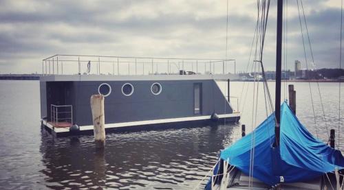 Luebeck House | Hausboot Aurora Lübeck mit großem Sonnendeck