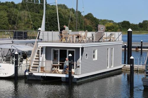 Knieper Nord Boat Rental | Hausboot Liliput