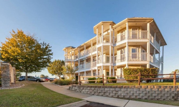Conroe Condo | Have Family Fun Outdoors in this 2BD condo with onsite resort activities