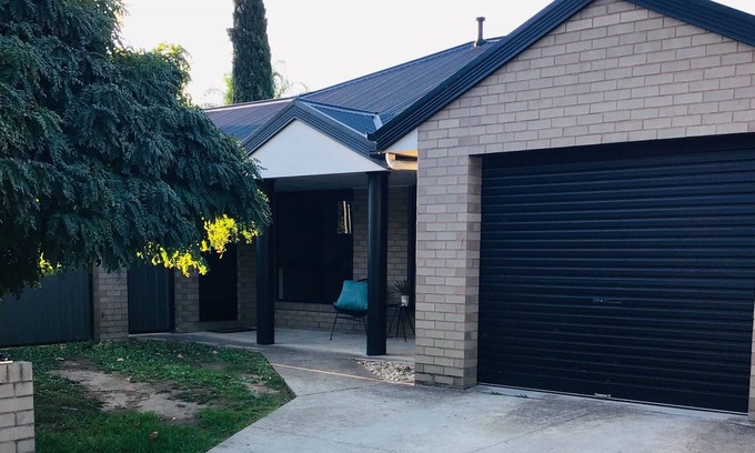 East Albury Apartment | “Haven” East Albury. Pet friendly! Close to Hospital, Free Wifi & Netflix!