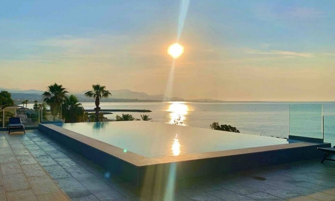 Villeneuve Loubet Beach Apartment | Haven of peace with infinity pool overlooking the sea