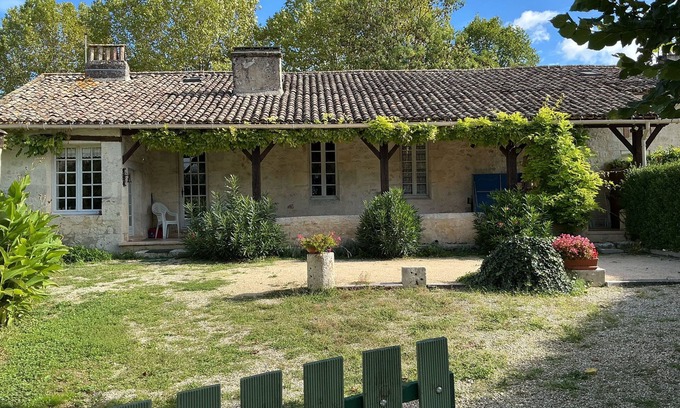 Boisse Cottage | Haven of peace: 8-person gîte with swimming pool in Boisse