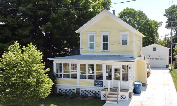 Grand Haven House | 🌞Haven Retreat🌞 - 4BR, 3BA - 1 Block to Waterfront, Shopping & Dining