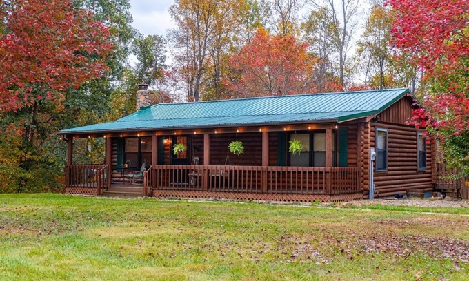 New Plymouth Cabin | Havenbrook~Rustic luxury, 10acres, hot tub