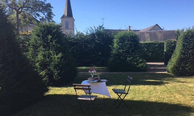 Saint-Hilaire-la-Gravelle House | Havre of peace at the water's edge