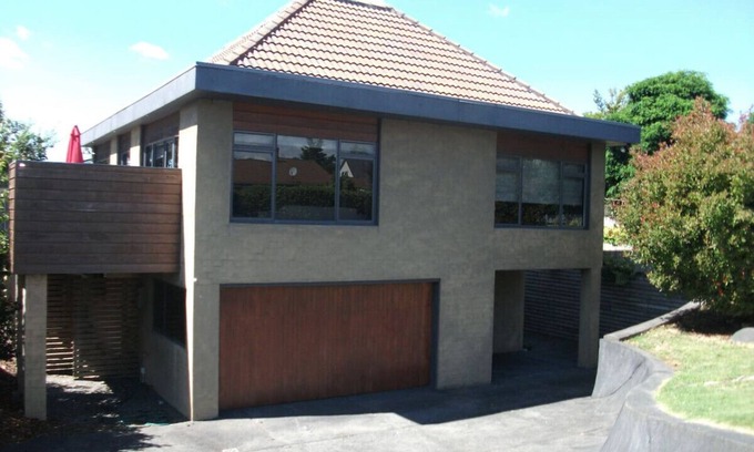 Two Mile Bay House | Hawai Holiday House - Large family Bach - WiFi