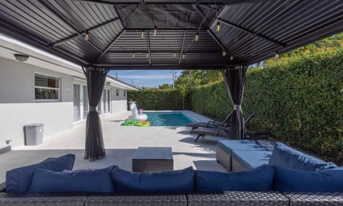 Ludlam House | Hawaii Paradise on Miami 4BR Big Pool