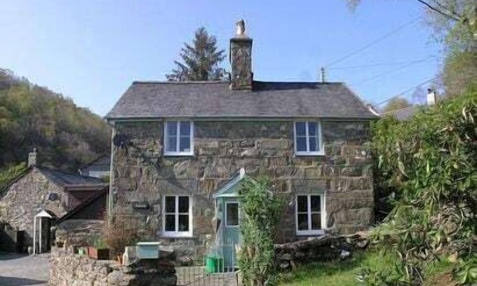 Taicynhaeaf Cottage | Hawddamor cottage with wood burner & * Hot tub *