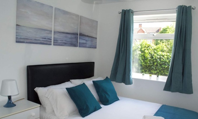 Hinckley Apartment | Hawk 3: Close to town centre / free parking / sleeps 4