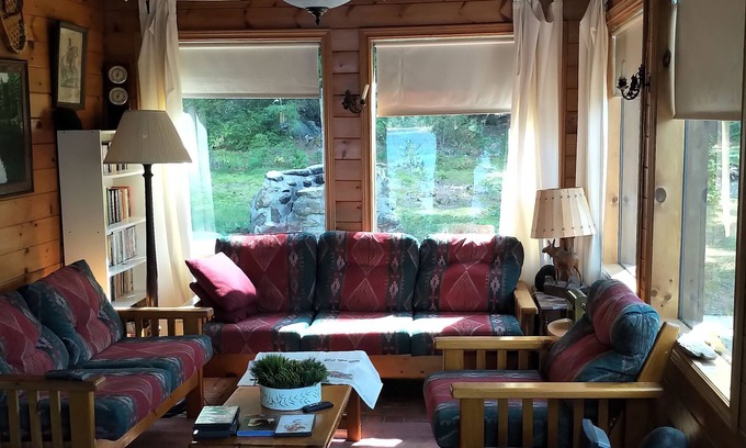 Algonquin Highlands Cottage | Hawk Cliff Hunt Club - Water Access Family Cottage