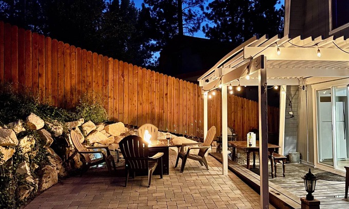 Moonridge House | Hawk Hill Cabin - close to slopes! Pet friendly- fenced yard