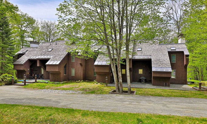Plymouth Condo | Hawk Mountain retreat near Okemo with wifi, washer/dryer & deck