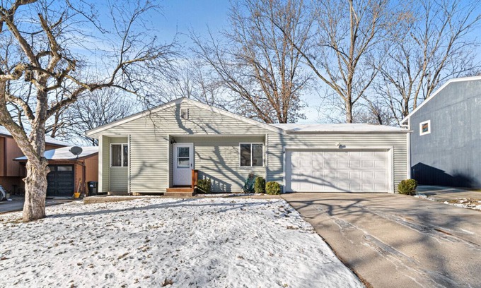 Iowa City House | Hawkeye Haven | Garage | 4 Bd 2 Ba| Sleeps 8