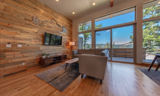 Hood River House | Hawks Landing - New View Townhome. Modern 3 Bedroom with Billiards!