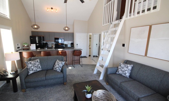 Osage Beach Condo | Hawks Nest Condo Best Location! Stunning Lake View King Room -Top Floor Loft