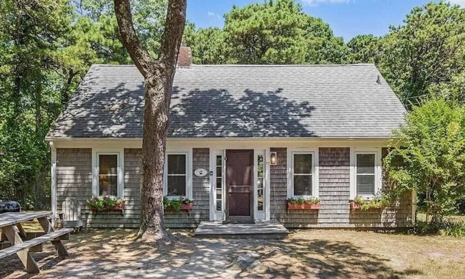 Brewster Cottage | Hawks Nest with Private Beach Path