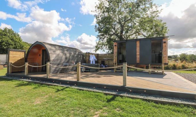 Wollerton Cottage | HAWKSTONE, romantic, with hot tub in Hodnet