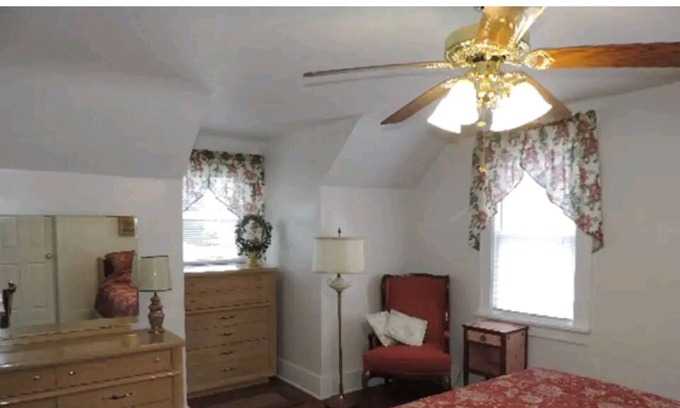 Decatur Cottage | Haworth Cottage 2 blks to Millikin University