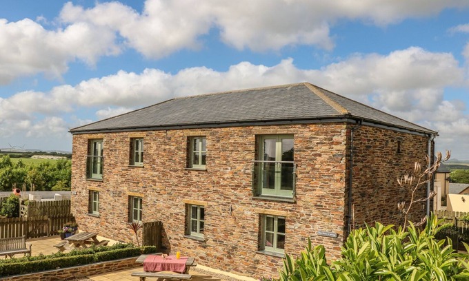 Grampound Cottage | HAWTHORN COTTAGE, pet friendly, with a garden in Tregony