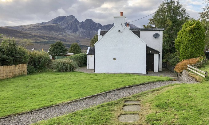 Torrin Cottage | HAWTHORN DENE, pet friendly, country holiday cottage in Broadford