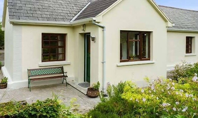 Tubbercurry Cottage | HAWTHORN FARM COTTAGE, family friendly in Curry, County Sligo