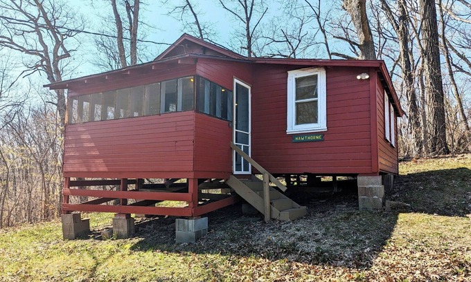 Buckingham Cabin | Hawthorne Cabin - Screened in Porch with Lake Views & Pet Friendly