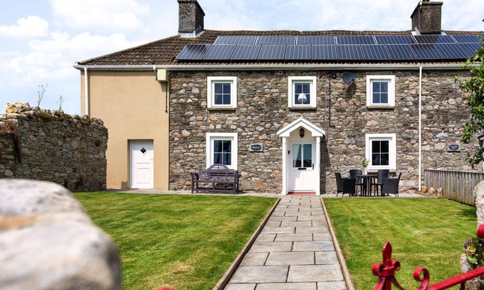 Kidwelly Cottage | Hawton - a cottage that sleeps 8 guests in 3 bedrooms
