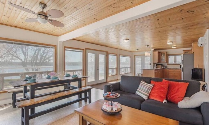 Greater Napanee Ski Chalet | Hay Bay waterfront retreat - Sunshine's cottage