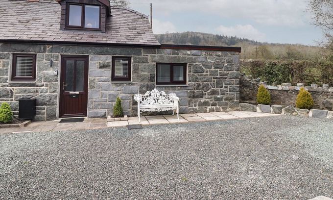 Henryd Cottage | HAY COTTAGE, romantic, character holiday cottage in Conwy