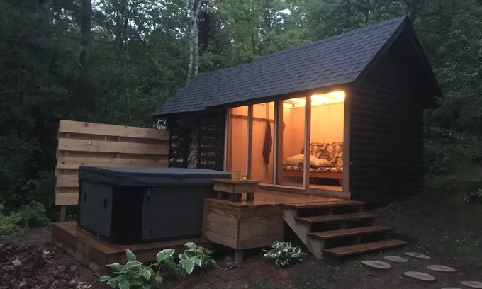 Whitney Cottage | Hay Lakehouse w/hot tub and amazing sunset views!