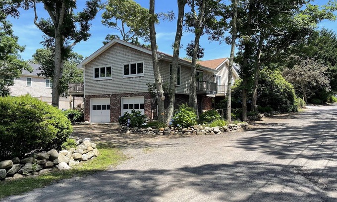 Lagoon Heights Apartment | Hayden's Haven Martha's Vineyard "What a breath of fresh air"