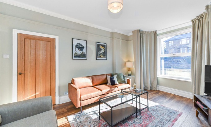 Nottingham Apartment | Haydn Road - Opulent 4bedroom house with dining for 8 & private outdoor patio