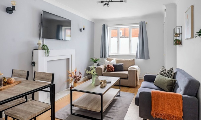 Haydock House | Haydock Home, Free Parking, WiFi, St Helens