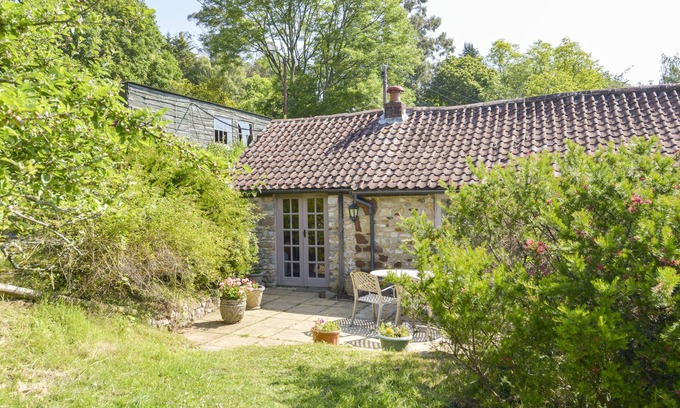 Ebford Cottage | HAYLOFT AT MAGNOLIA LAKE, family friendly, with open fire in Dawlish